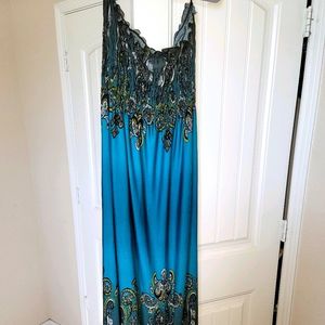 Shoulderless, Long and flowy maxi dress.